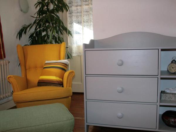 Chalet la Griotte : photo 10 de la chambre chambre triple avec balcon et salle de bains commune