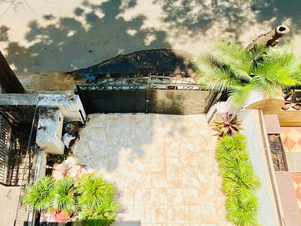 Budget Private Ac Room with Kitchen Near Osho Garden : photo 1 de la chambre chambre double ou lits jumeaux avec balcon