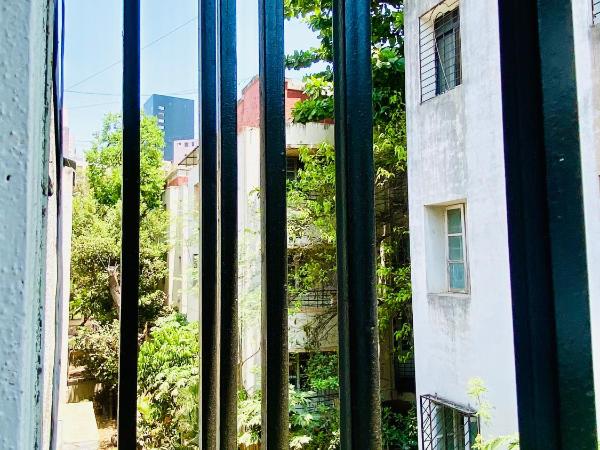 Budget Private Ac Room with Kitchen Near Osho Garden : photo 2 de la chambre chambre double ou lits jumeaux avec balcon