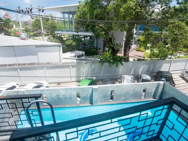 Beehive Phuket Old Town Hostel : photo 8 de la chambre chambre de luxe - accès piscine