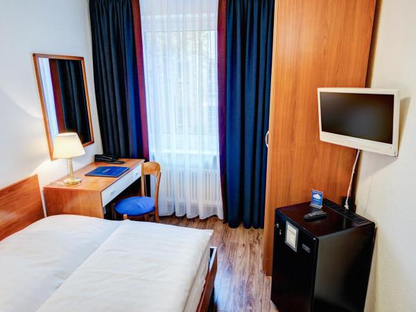 Hotel Antares : photo 3 de la chambre petite chambre lit queen-size Économique