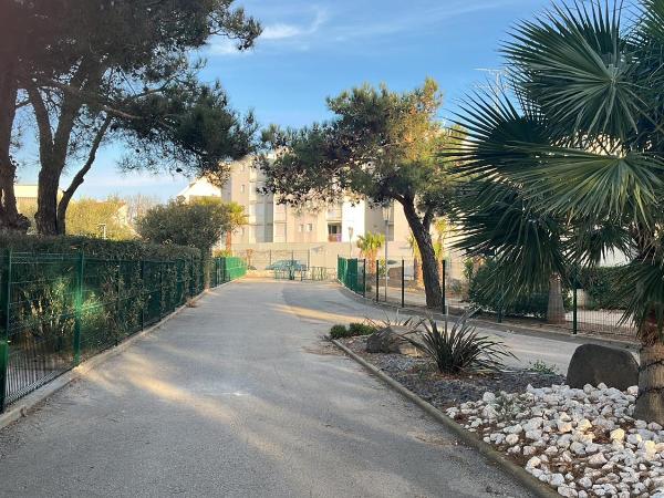 BEGOOD'IZ naturiste Studio indépendant au calme au coeur du village : photo 1 de la chambre chambre double avec salle de bains privative