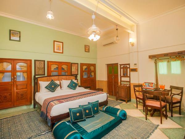 Amritara Manak Haveli, Jodhpur : photo 7 de la chambre royal room - free morning and evening rooftop live music on weekends and evening tea - coffee with cookies