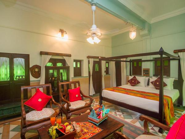 Amritara Manak Haveli, Jodhpur : photo 5 de la chambre maharaja suite with terrace access - free morning and evening rooftop live music on weekends and evening tea - coffee with cookies