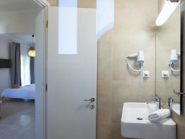Hotel Bretagne : photo 4 de la chambre chambre familiale avec balcon