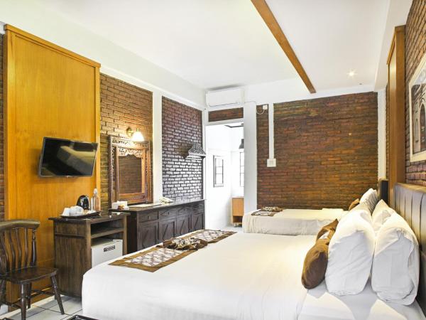 Paku Mas Hotel : photo 4 de la chambre chambre triple - vue sur la piscine