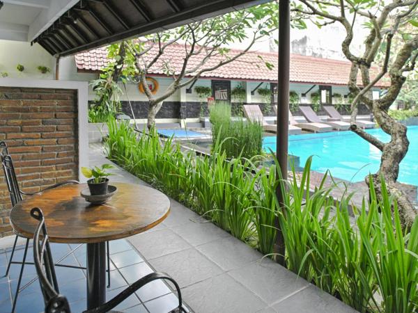 Paku Mas Hotel : photo 5 de la chambre chambre triple - vue sur la piscine