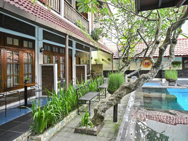 Paku Mas Hotel : photo 6 de la chambre chambre triple - vue sur la piscine