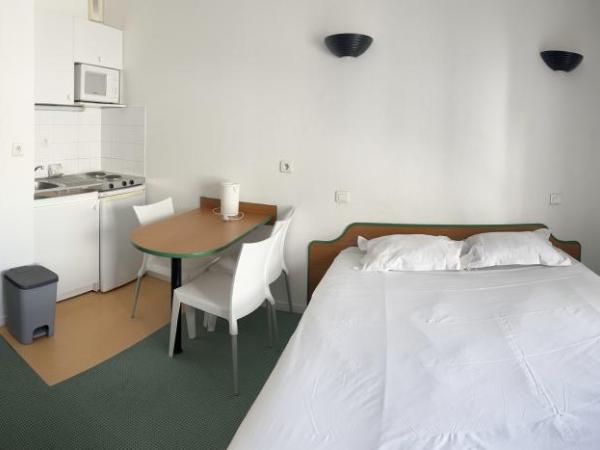 Hôtel et Résidence Les Lauréades Clermont-Ferrand Centre Jaude : photo 2 de la chambre studio (3 adultes)
