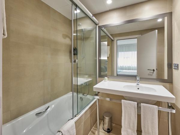 URH Excelsior : photo 6 de la chambre chambre quadruple avec balcon 