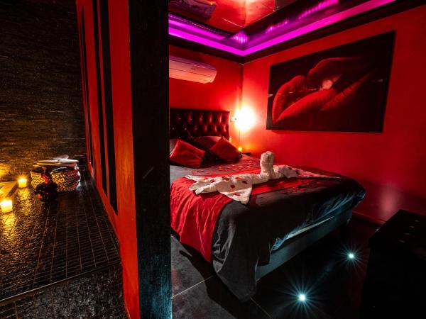 Suite Romantique : photo 2 de la chambre suite lit queen-size pomme d'amour avec baignoire spa