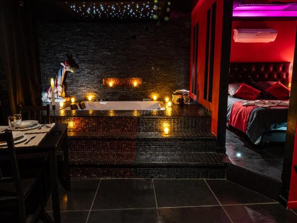 Suite Romantique : photo 1 de la chambre suite lit queen-size pomme d'amour avec baignoire spa