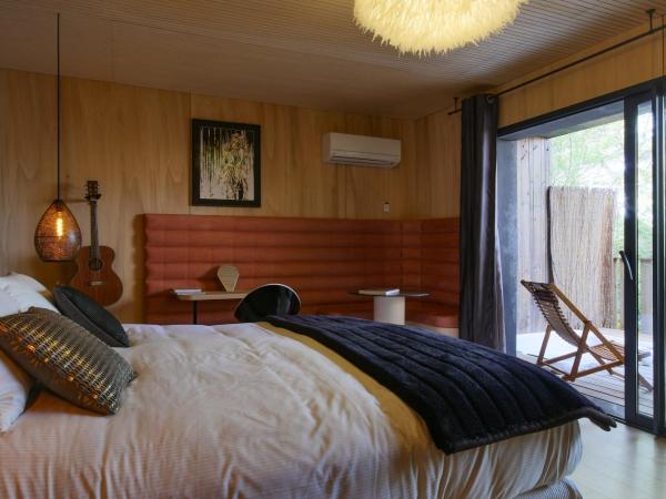 Bien Loin d'Ici Spa B&B : photo 6 de la chambre chambre lit king-size avec baignoire spa