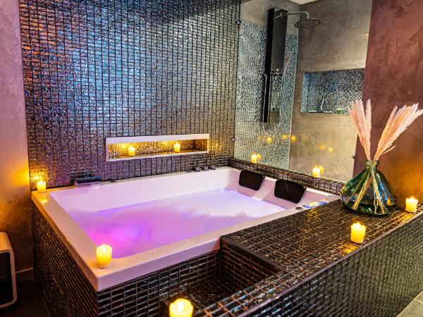 Suite Romantique : photo 1 de la chambre suite deluxe venezia avec baignoire spa