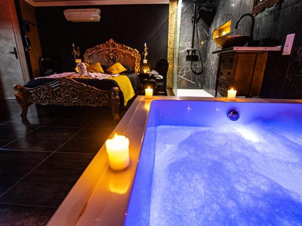 Suite Romantique : photo 2 de la chambre suite deluxe la baroque avec baignoire spa