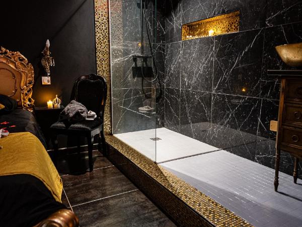 Suite Romantique : photo 6 de la chambre suite deluxe la baroque avec baignoire spa