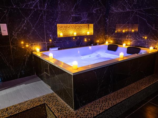 Suite Romantique : photo 9 de la chambre suite deluxe la baroque avec baignoire spa
