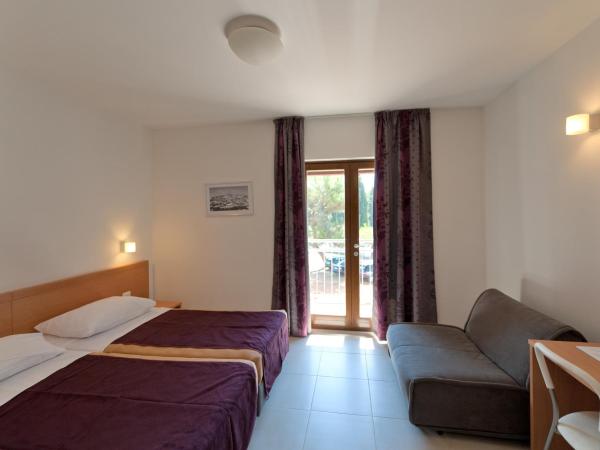 Maistra Select Villas Rubin Resort : photo 8 de la chambre chambre lits jumeaux standard avec canapé