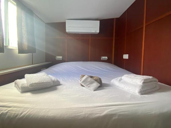 Péniche Anna Maria 4 : photo 3 de la chambre chambre double avec salle de bains privative