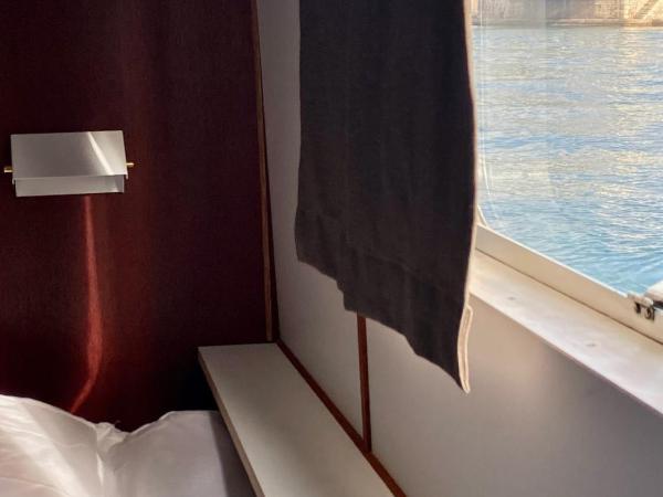 Péniche Anna Maria 4 : photo 4 de la chambre chambre double avec salle de bains privative