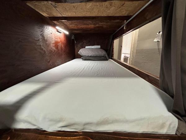 Philly Coed Dorm!! 15 Min Train to Center City!! : photo 2 de la chambre lit dans dortoir mixte de 6 lits