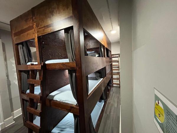 Philly Coed Dorm!! 15 Min Train to Center City!! : photo 3 de la chambre lit dans dortoir mixte de 6 lits