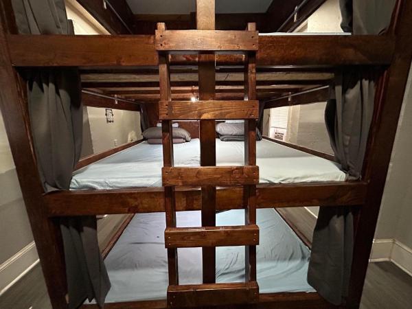 Philly Coed Dorm!! 15 Min Train to Center City!! : photo 1 de la chambre lit dans dortoir mixte de 6 lits