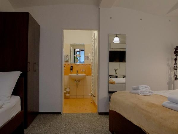 Old Prague House : photo 10 de la chambre chambre triple avec salle de bains privative