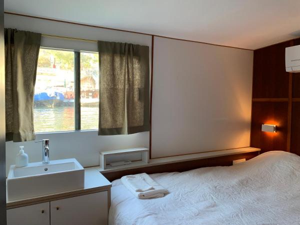 Péniche Anna Maria 4 : photo 7 de la chambre chambre double avec salle de bains privative