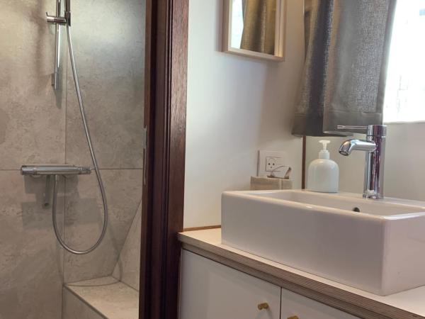 Péniche Anna Maria 4 : photo 10 de la chambre chambre double avec salle de bains privative