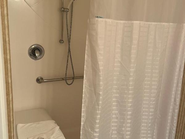 Days Inn by Wyndham Saskatoon : photo 2 de la chambre chambre lit queen-size pour personnes à mobilité réduite - non-fumeurs