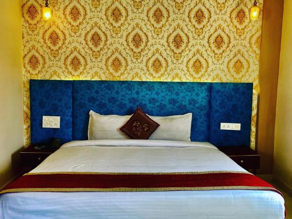 The Indraj Palace Hotel : photo 3 de la chambre chambre double deluxe (2 adultes + 1 enfant)