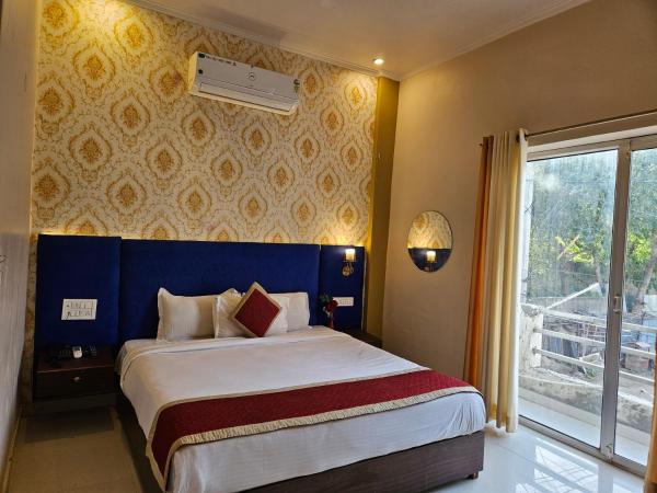 The Indraj Palace Hotel : photo 1 de la chambre chambre double avec balcon