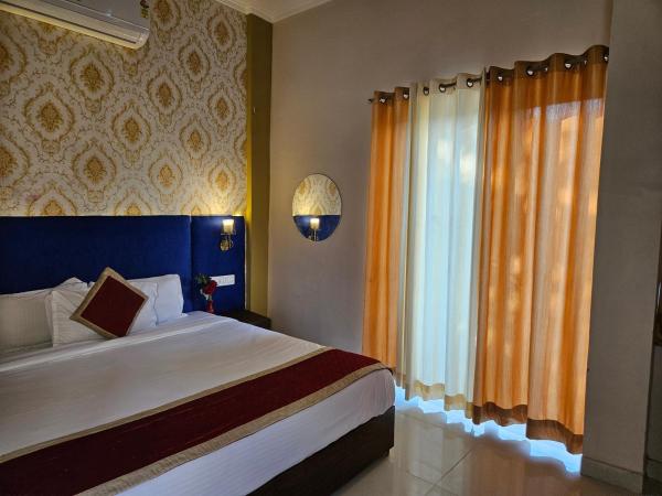 The Indraj Palace Hotel : photo 2 de la chambre chambre double avec balcon