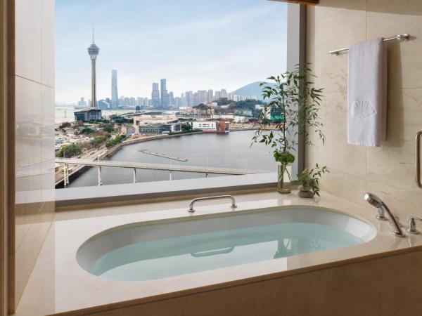 Mandarin Oriental, Macau : photo 4 de la chambre chambre lit king-size deluxe - vue sur lac