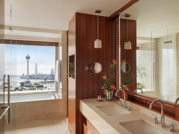 Mandarin Oriental, Macau : photo 3 de la chambre chambre lit king-size deluxe - vue sur lac
