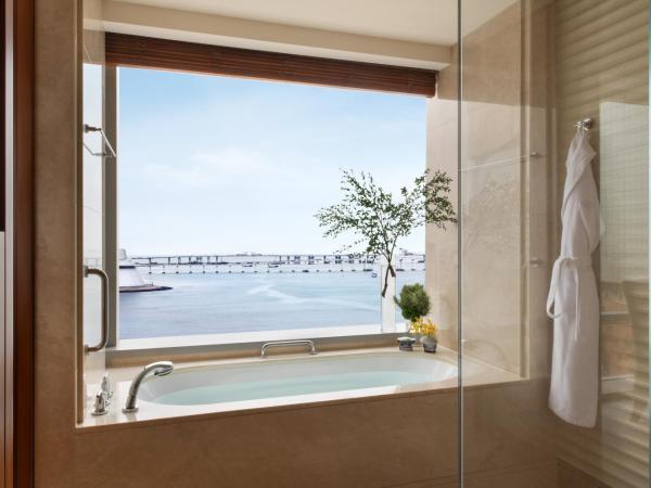 Mandarin Oriental, Macau : photo 1 de la chambre chambre lits jumeaux de luxe avec vue sur la baie 