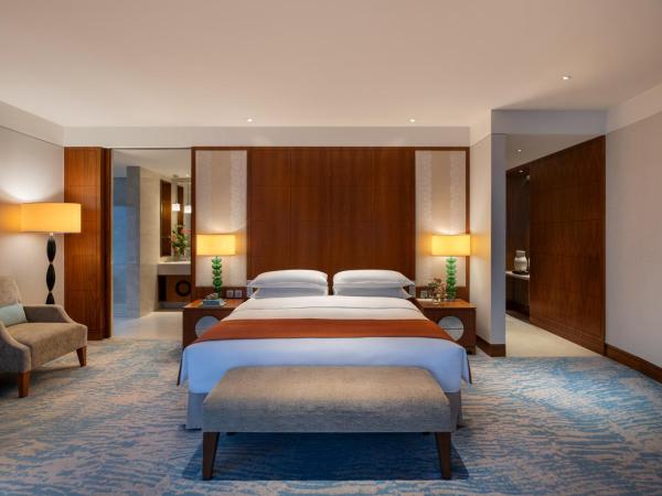 Mandarin Oriental, Macau : photo 1 de la chambre chambre lit king-size mandarin premier - vue sur mer et lac