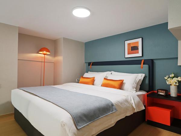 Livetour Hotel Panyu Nancun Wanbo Metro Guangzhou : photo 7 de la chambre chambre lit queen-size deluxe