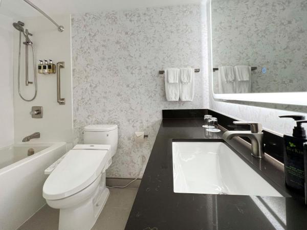 Coast Victoria Hotel & Marina by APA : photo 7 de la chambre hébergement lit king-size côte