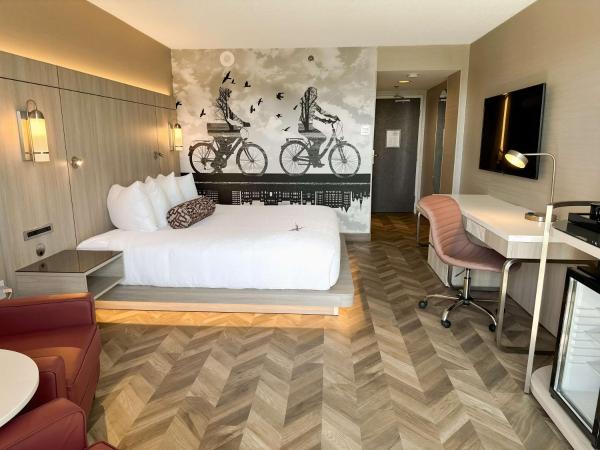 Coast Victoria Hotel & Marina by APA : photo 4 de la chambre hébergement lit king-size côte