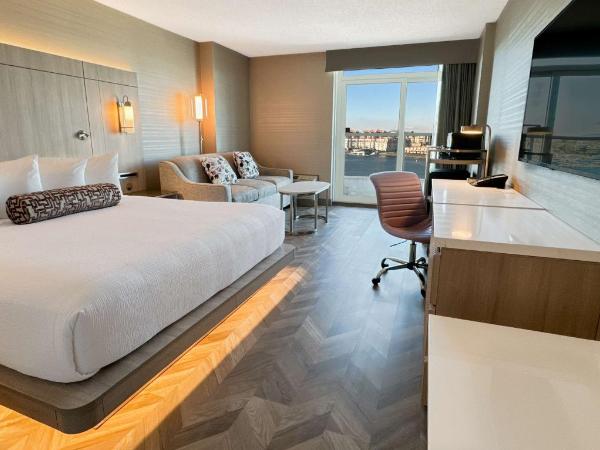 Coast Victoria Hotel & Marina by APA : photo 1 de la chambre hébergement lit king-size - côté littoral - vue sur océan