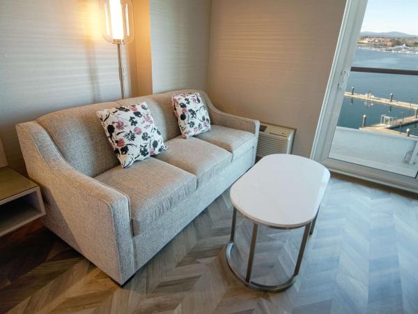 Coast Victoria Hotel & Marina by APA : photo 2 de la chambre hébergement lit king-size - côté littoral - vue sur océan