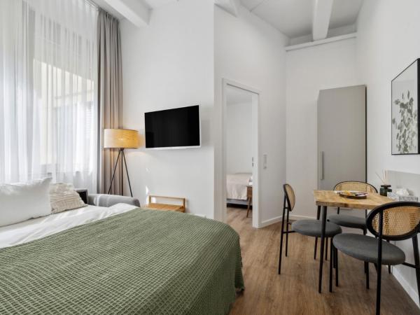 limehome Munich Fritz-Erler Str : photo 9 de la chambre suite avec canapé-lit