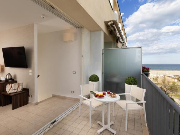 Mercure Rimini Lungomare : photo 3 de la chambre classic twin room with balcony and side sea view