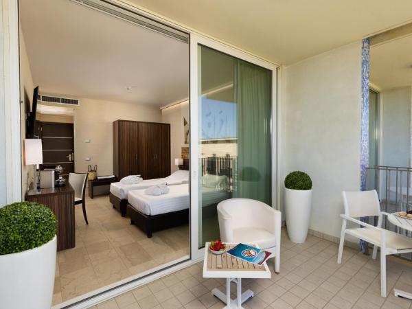 Mercure Rimini Lungomare : photo 10 de la chambre classic twin room with balcony and side sea view