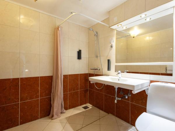 Milling Hotel Plaza : photo 3 de la chambre chambre double ou lits jumeaux avec lit d'appoint