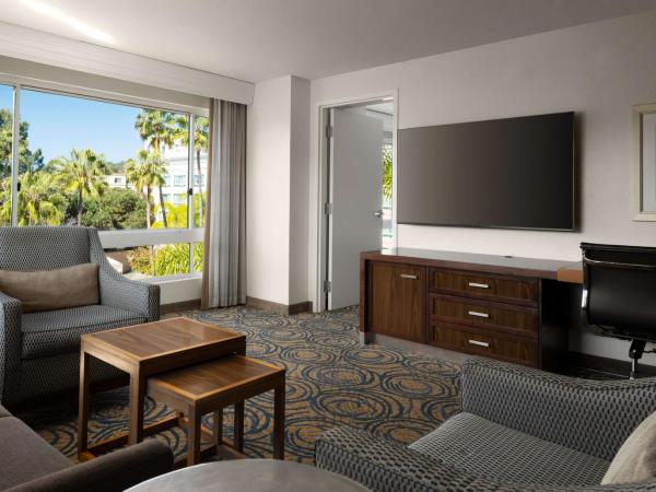 DoubleTree by Hilton San Diego Del Mar : photo 2 de la chambre suite junior lit king-size avec canapé-lit