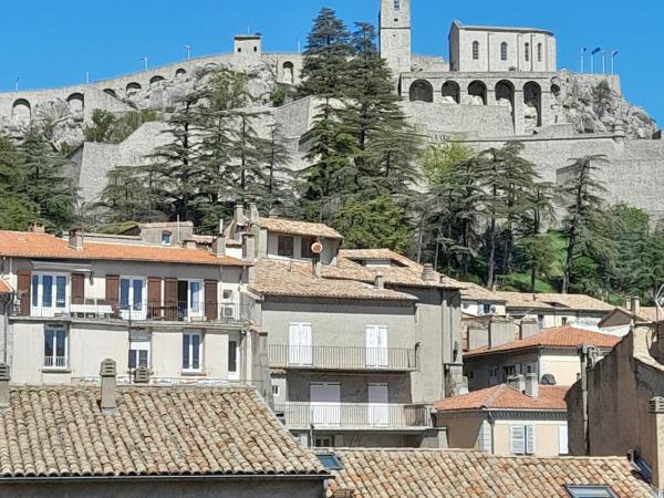 Les MIRABELLES chambres d'hôtes : photo 7 de la chambre chambre lit queen-size avec balcon