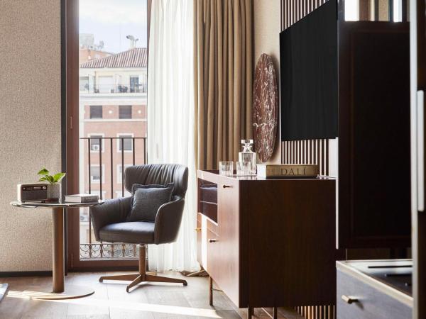 Thompson Madrid, by Hyatt : photo 3 de la chambre chambre lit king-size avec balcon
